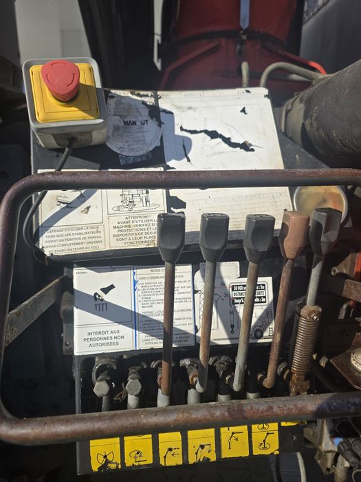 Vand sau schimb renault kerax 320 bascula cu macara  Variante cu atv sau bascula cu macara 10/12 t ofer diferenta daca ii nevoie