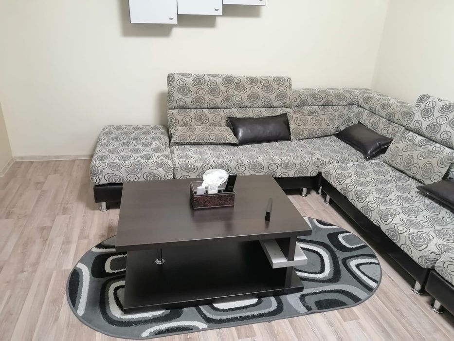 Canapea și masa pentru living