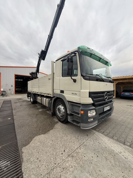 Camion Mercedes cu macara Hiab