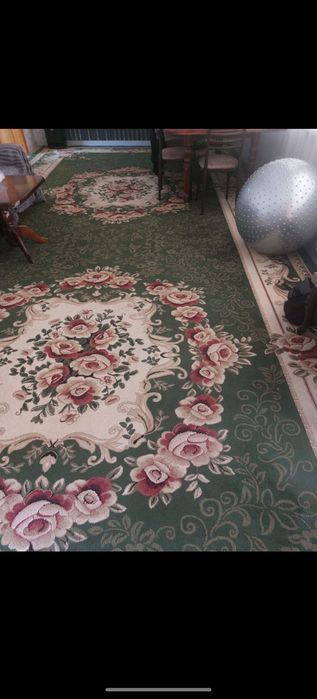 Ковёр в хорошем состоянии.