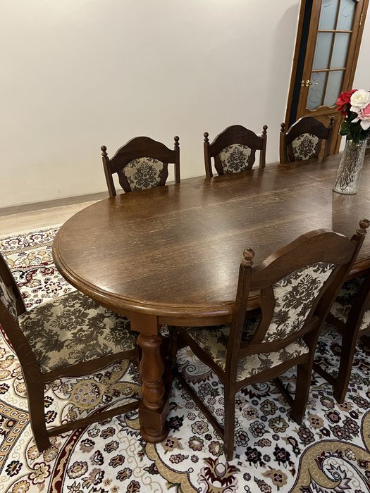 Стол и стулья для гостей