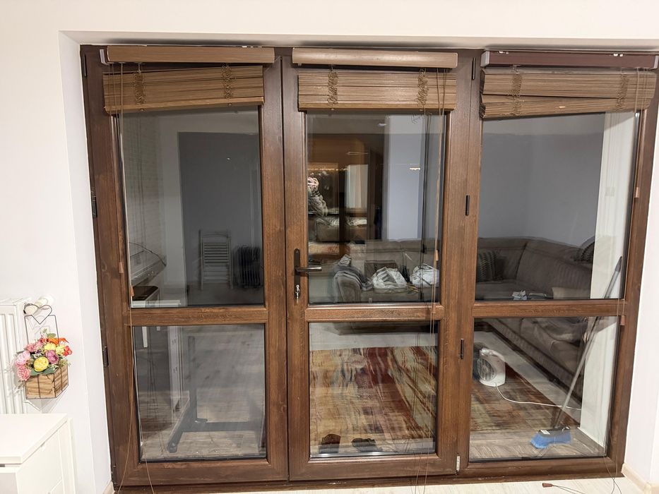 Ușă dublă din lemn cu cadru – dimensiuni mari, stare bună