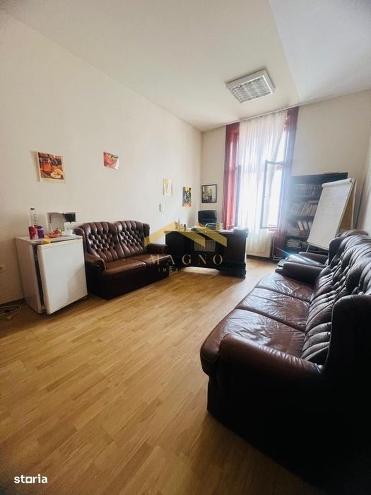 Apartament (pretabil pentru Birou ,Cabinet etc.) de vanzare in centru.