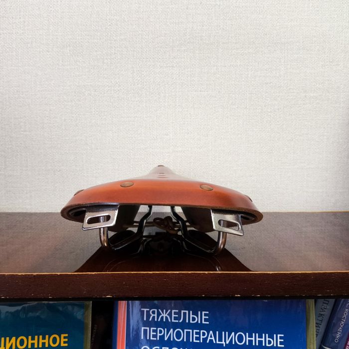 Кожаное седло типа Brooks B17