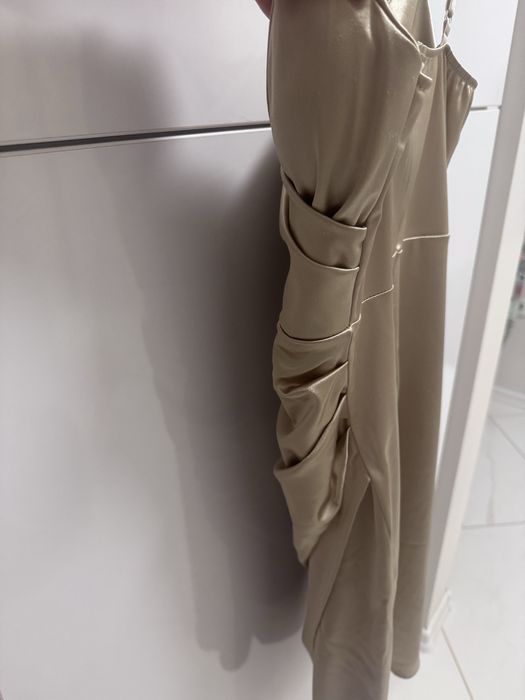 Рокля  в цвят шампанско