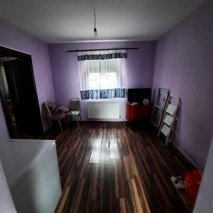 Casă de vânzare cu doua apartamente