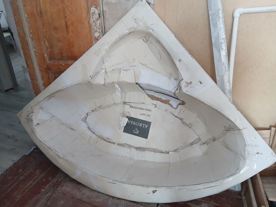 Продам ванну акриловую 150×150 срочно.