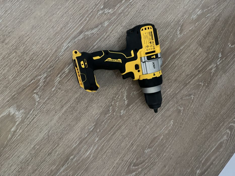 Шуруповерт девольт DCD999