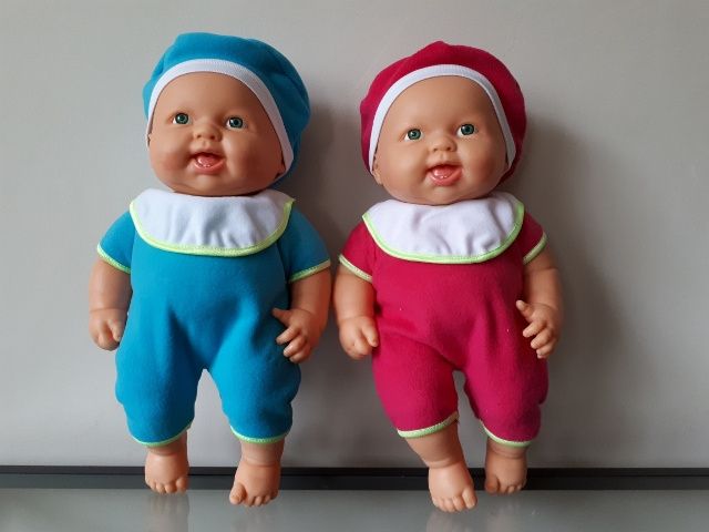 Papusa bebelus cu salopeta, bavetica si basca