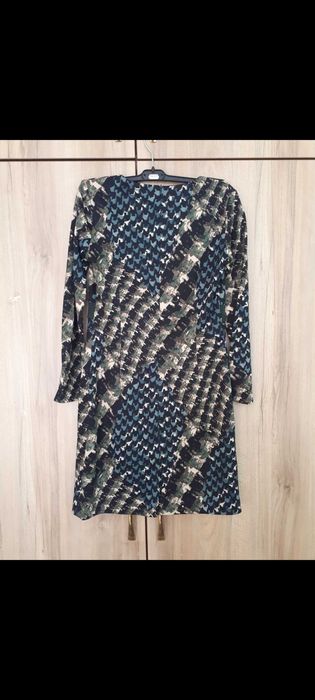 Стилна рокля с дълъг ръкав