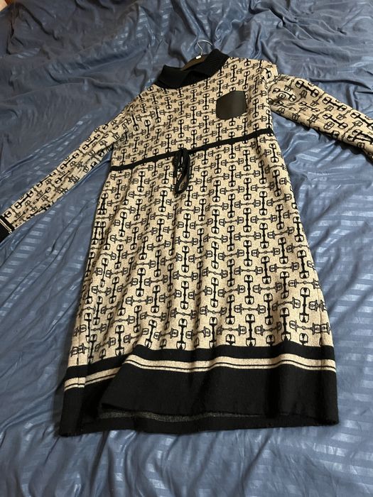 Вълнена рокля в черно и бежово