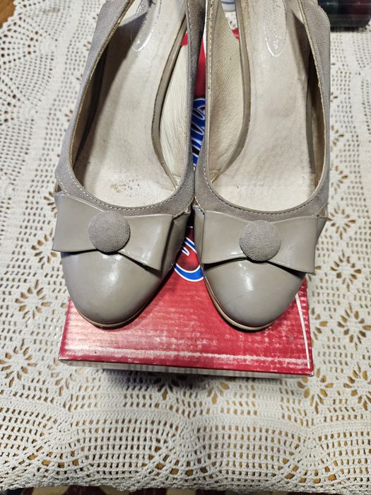 Vand pantofi dama, culoarea bej