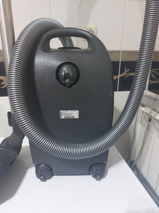 Прахосмукачка Miele Complete C3 select Powerline 
Супер запазено състояние, като ново.Подробни данни има на една от снимките. 
Работи перфектно, супер