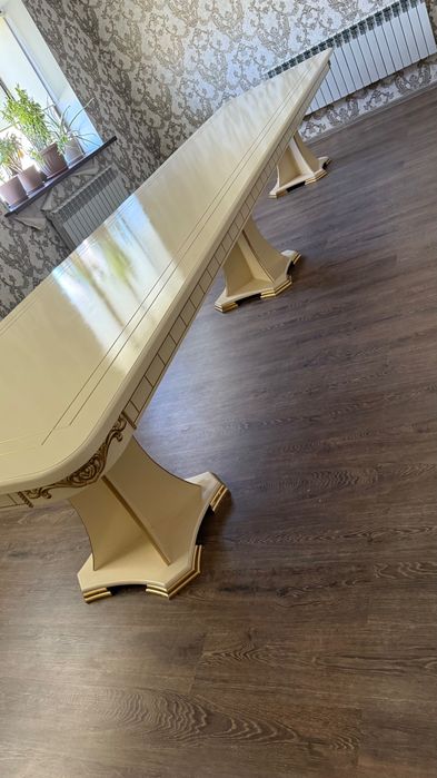 Продается гостинный стол со стульями