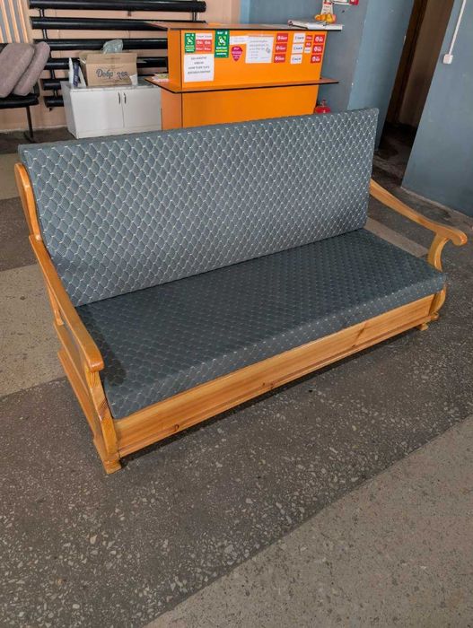 Мягкий деревянный диван