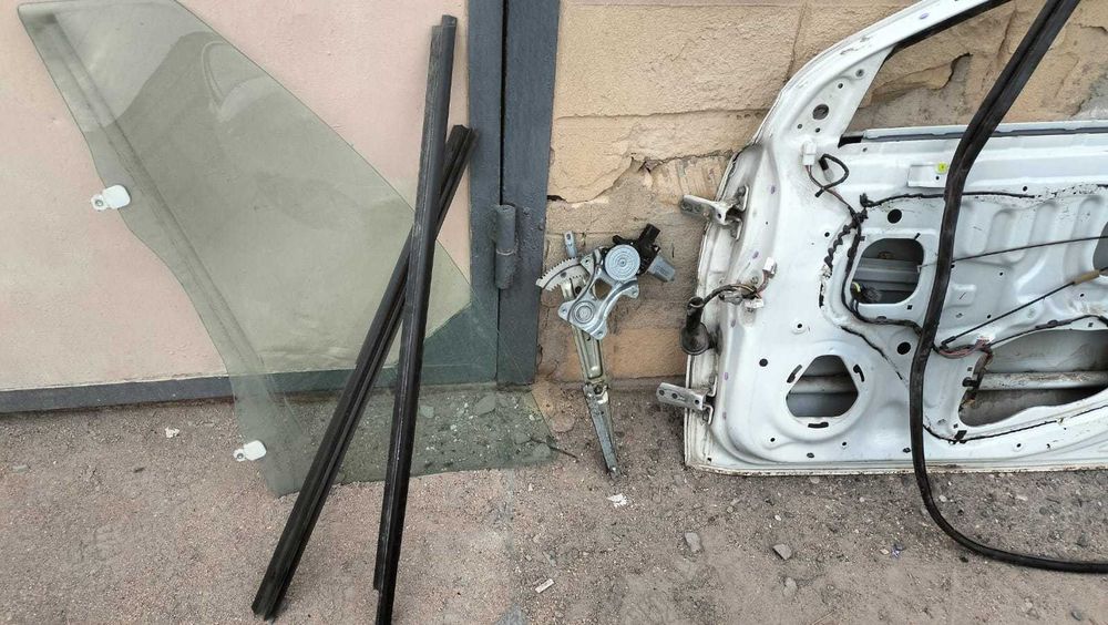 Митсубиси Ланцер 10 - замок стеклоподъёмник уплотнители, стекло правое