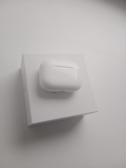 Продам airpods вместе с зарядкой