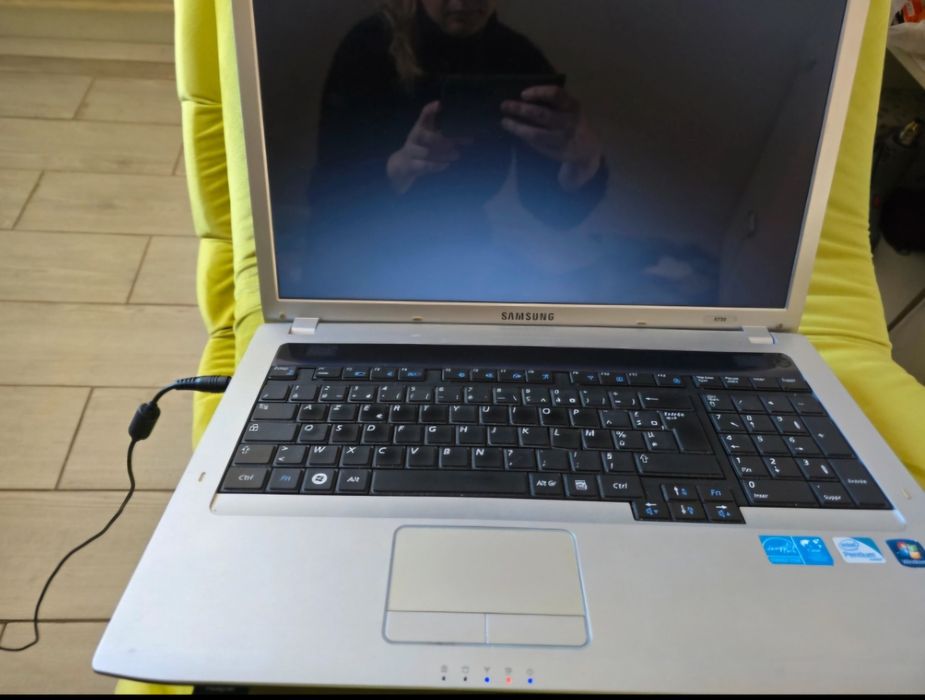 Laptop Samsung R730  diagonala mare 17 inch (44 cm)