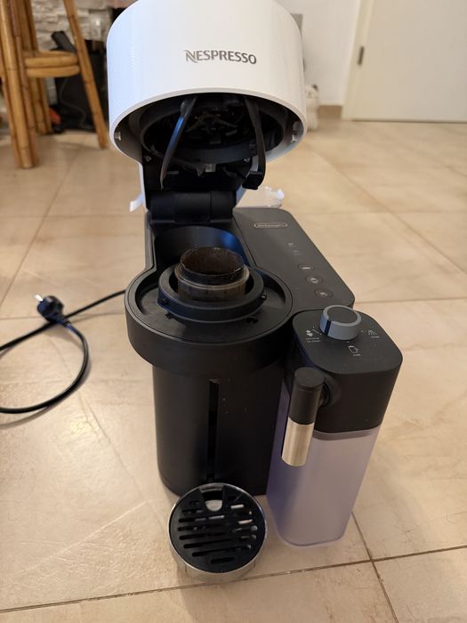 Espressor Nespresso Vertuo Lattissima alb in garantie
