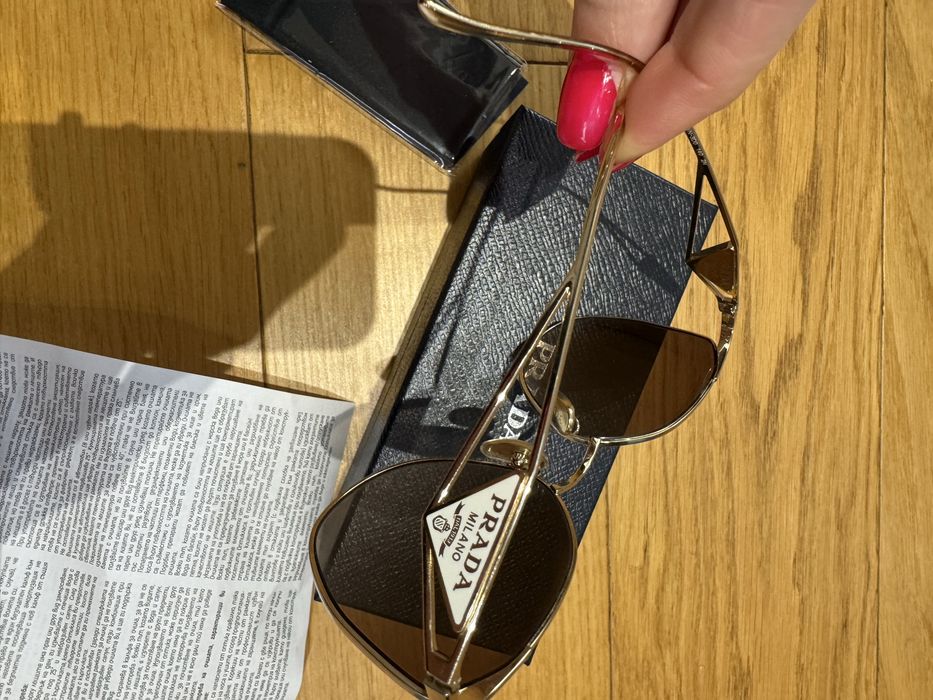 Prada - оргинал , слагани неколкратно .