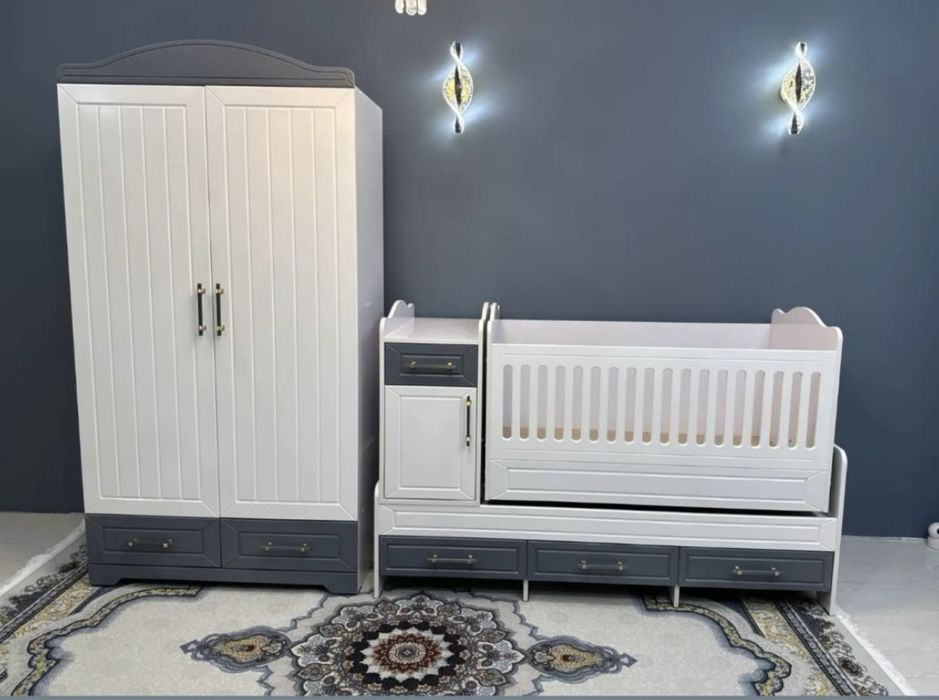 Детсая кровать и шкаф и камод