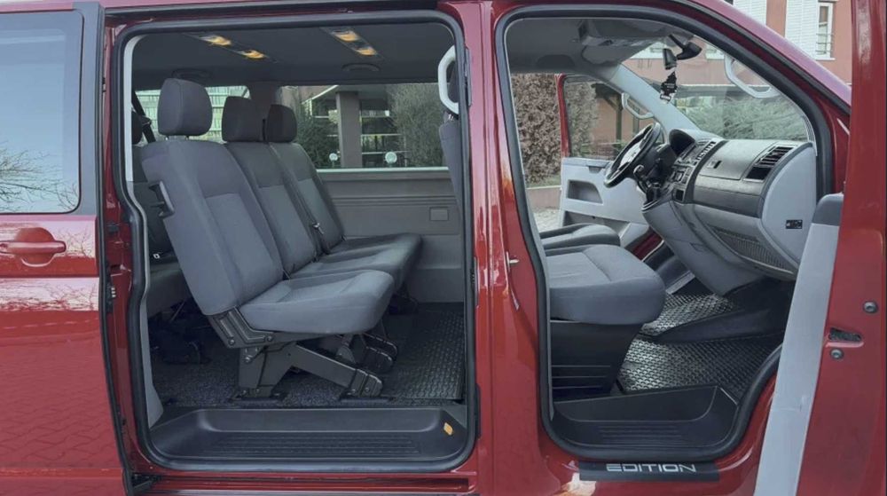 DE INCHIRIAT duba Vw Caravelle 8+1 locuri (se conduce cu categoria B)