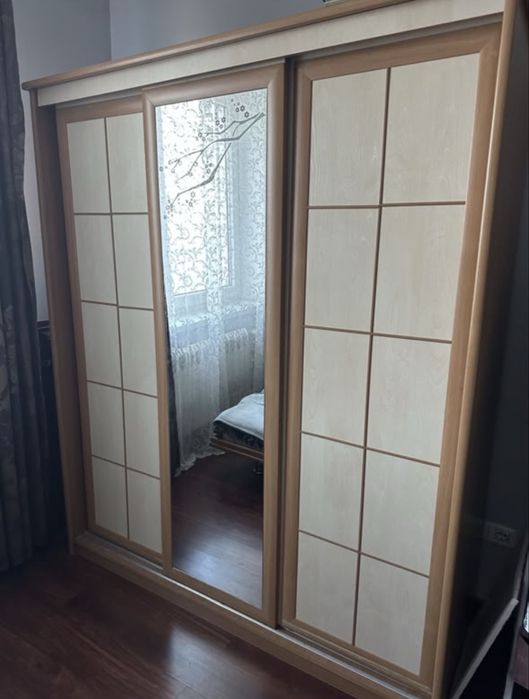Кровать и шкаф.
