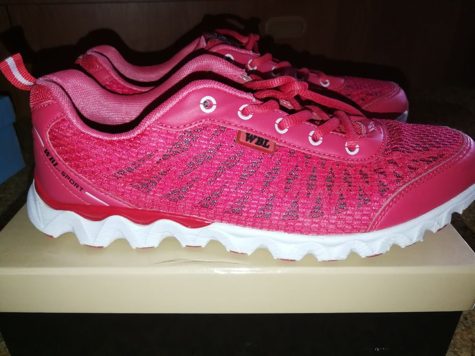 Кроссовки женские