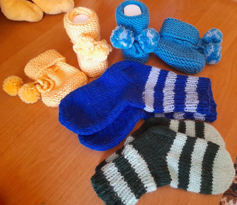 Продам вязаные носки, пинетки.