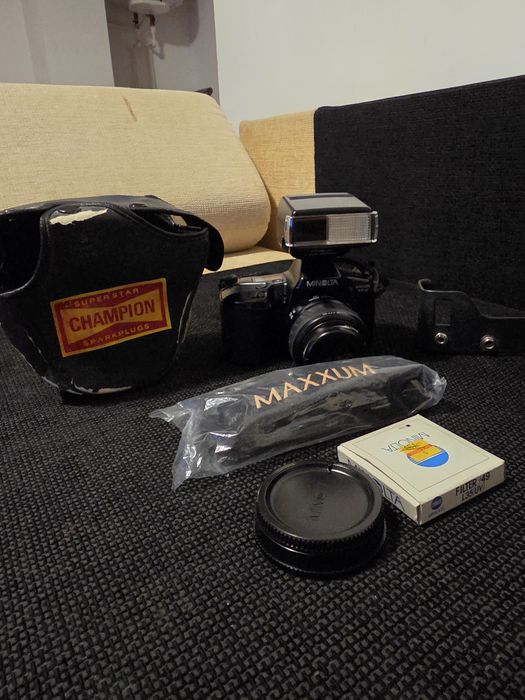 Aparat foto pe film 35mm Minolta Maxxum SPxi + Bliț Maxxum 2000xi + Accesorii