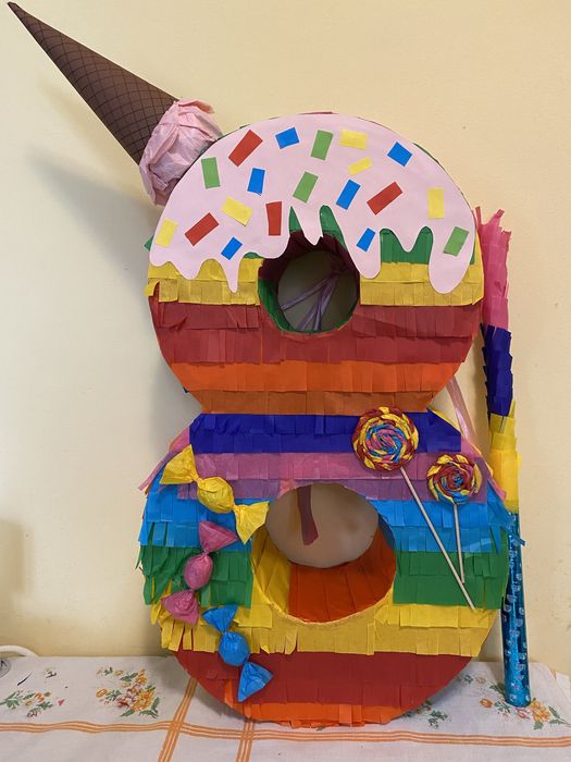 Пинята с лакомства с тема по избот