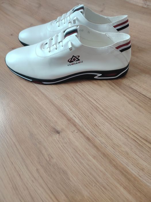 Мъжки обувки  за неформални поводи.