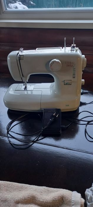 Электрическая швейная машинка