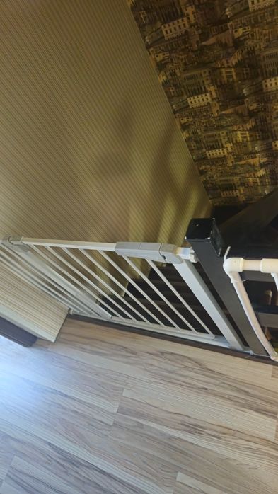 Барьер для ограничения детей на лестницу