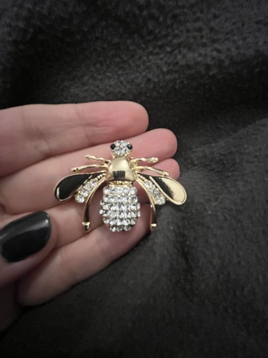 Красива брошка  пчела