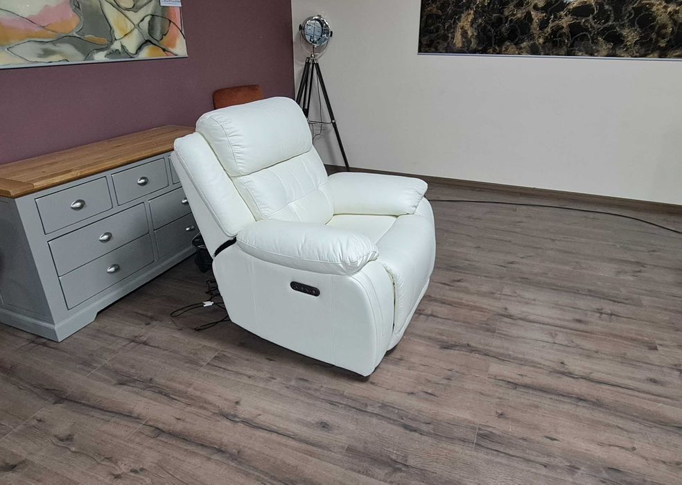 Бял кожен фотьойл La-z-boy с електрически релаксиращ механизъм