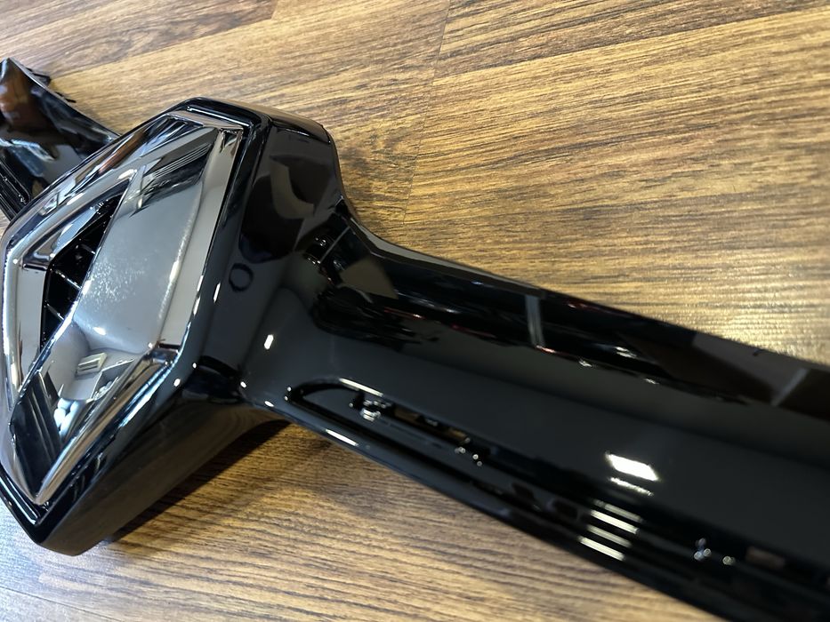 Молдинг решетки с Эмблемой Renault  Logan Sandero