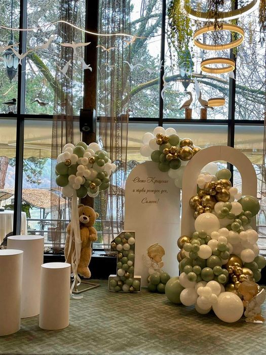 Украса с балони за бебешка погача