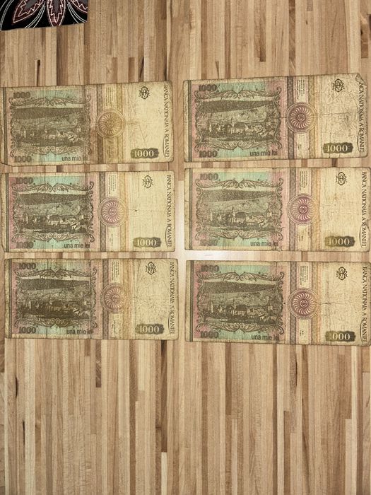 Bancote vechi de cinci mii lei, cinci sute lei, una mie lei.