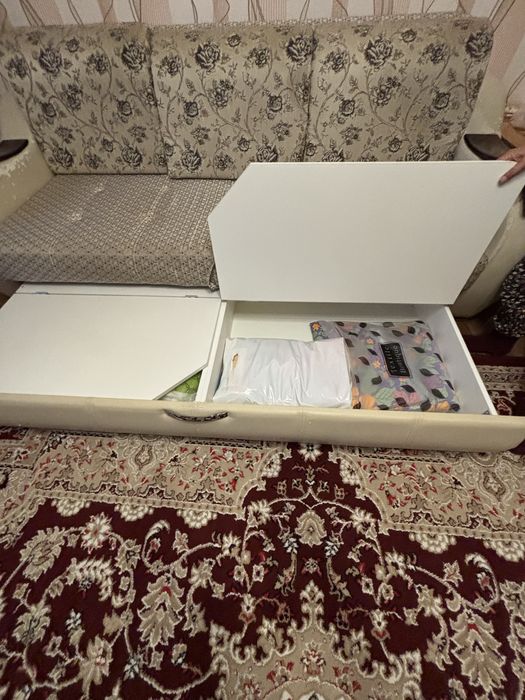 Диван для зала или спальни