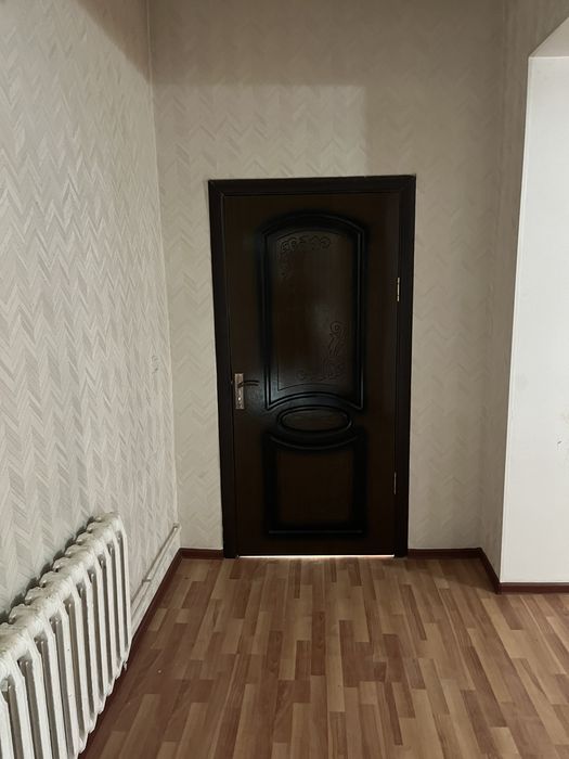 Есік  Ағаш есік ұзындығы 2,5 ені 1,15 қоңыр есік ұзындығы 2 ені 0,95