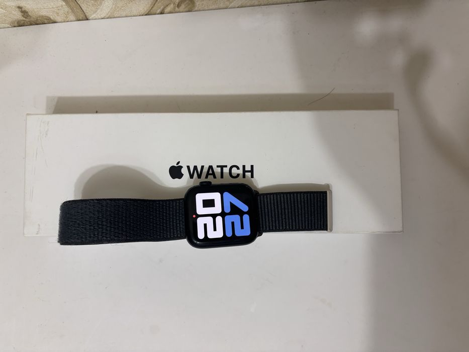 Продам Apple watch SE 2 , цвет черный.
