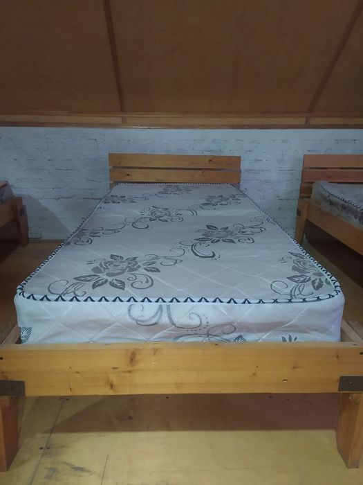 Продаётся односпальная кровать, сделана из 100% дерева,с матрасом.