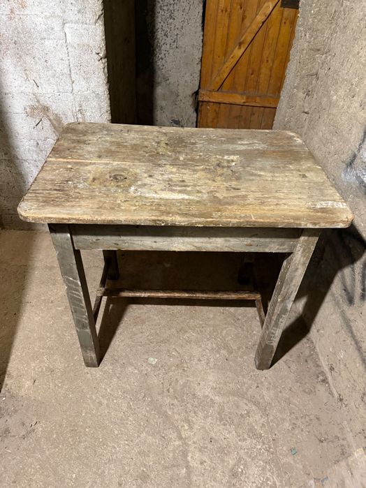 Продавам дървена маса, стабилна