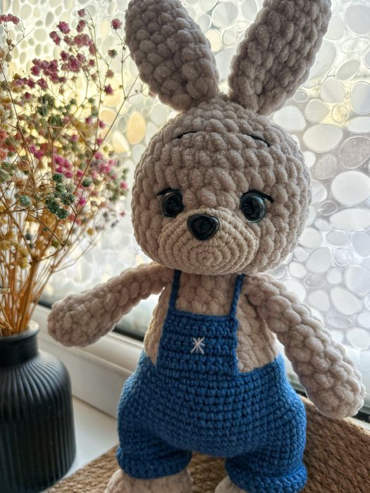 Заяц в комбинезоне