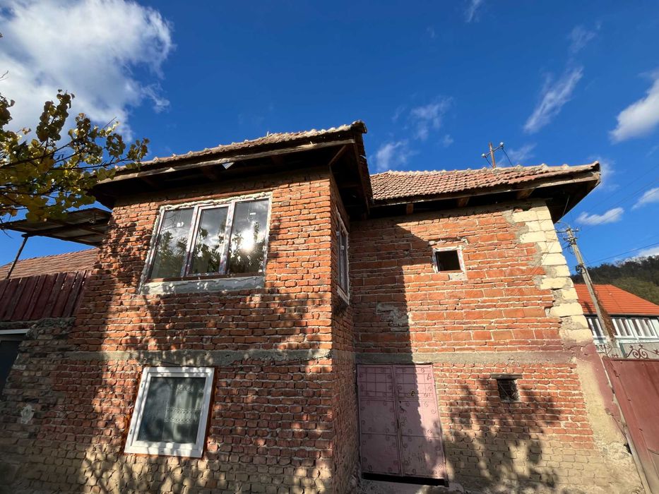 Casa in Podeni, comuna Moldovenești, potential deosebit