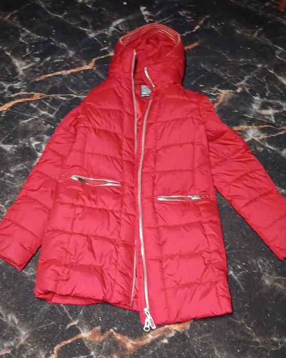 Продам пуховик красный