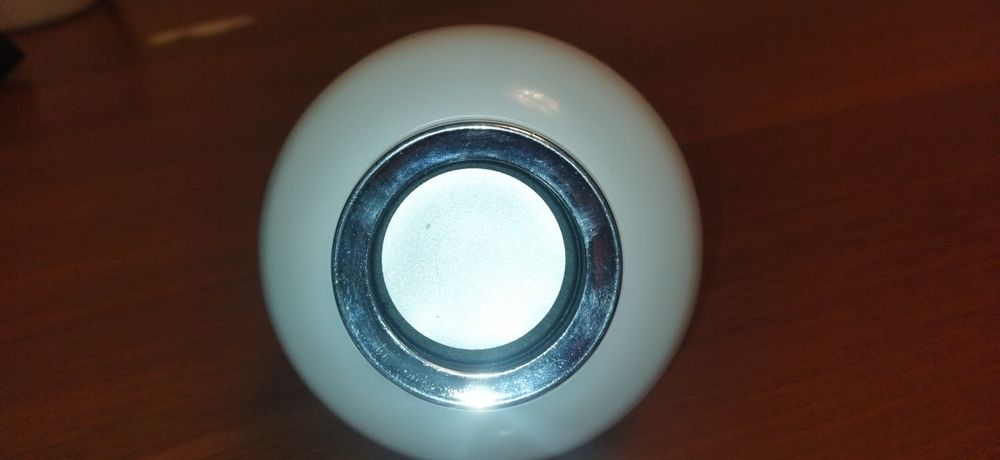 Led лампочка со строеной колонкой