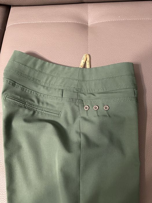 Брюки модного цвета