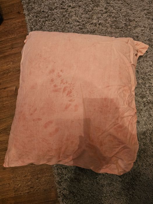 Masă nouă și perne cu fulgi